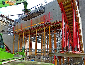 Podparcie deskowania rygla o przekroju 95 x 360 cm wymagało systemu przenoszonego znaczne obciążenia. System MULTIPROP okazał się odpowiednim i ekonomicznym rozwiązaniem.