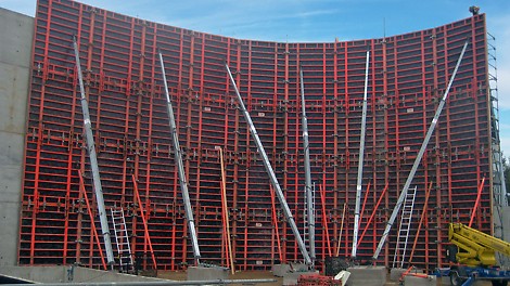 TRIO-muoteilla valettiin yli 10 m korkeita paikallavaluseiniä.