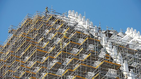 PERI UP Flex 操作平台复杂的脚手架 顶级的适应性、安全性与可以快速安装的特性,让PERI UP Flex 成为最适合应用于工业设施工程的脚手架系统。