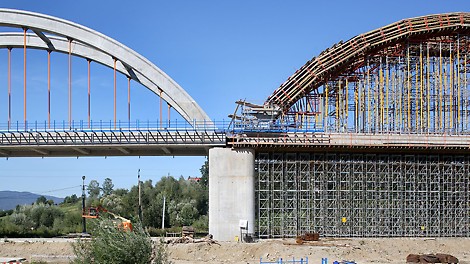 Mosty kolejowe nad korytem rzek Skawa i Stryszówka.