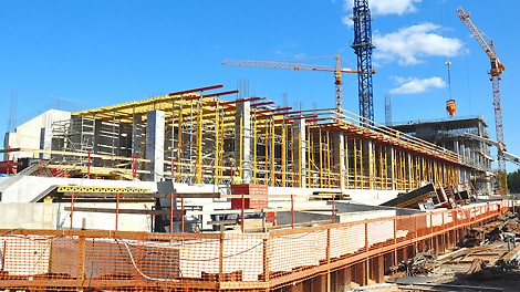 Monolīto pārseguma plātņu betonēšanai tiek izmantoti gan ST 100 atbalsta torņi, gan PERI ROSETT modulāro sastatņu risinājumi, gan MULTIPROP augstas nestspējas alumīnija atbalsta stutes, kas ar MRK rāmju palīdzību tiek izvietotas troņos.<br/>