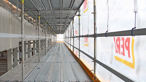 PERI UP Flex -telineet ympäröivät koko rakennuksen ja muodostavat näin yhtenäisen teline- ja sääsuojakokonaisuuden yhdessä LGS 150:n kanssa.