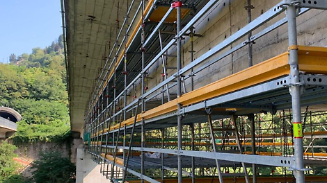 Ponteggio sospeso per il rifacimento di cordoli Esempio di ponteggio sospeso per il rifacimento di cordoli