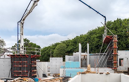 Desde o início, a ideia era usar painéis DUO para aplicações horizontais e verticais para formar paredes, pilares e lajes. Os painéis leves, os maiores com peso não superior a 25kg, foram ideais para o projeto devido à sua localização e espaço confinado. (Foto: seanpollock.com)