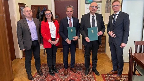 Porozumienie z AGH zostało zawarte z Wydziałem Inżynierii Lądowej i Gospodarki Zasobami, reprezentowanym przez dr hab. inż. Arkadiusza Kustrę, prof. AGH – Dziekana Wydziału.