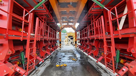 Управление опалубкой осуществляется с помощью гидравлической системы (20 гидроцилиндров и 4 гидравлических привода)