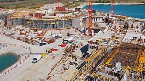 In the area of the building core, PERI UP modular scaffolding was used. Combined with HD 200 heavy-duty props, the contractor received an appropriate load-bearing system for constructing the up to 7 m high wall sections at heights of up to 16 metres.