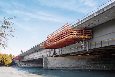VARIOKIT Gesimskappenbahn Die VARIOKIT Lösung von PERI ist über Fahrschienen und Rolleinheiten an der Brückenunterseite angehängt. Somit ist die zu schalende Kappe immer frei zugänglich<br/>