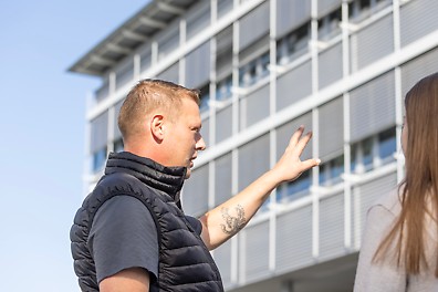 Jürgen Reuter über die Einzigartigkeit seines Gerüstbaubetriebs Die SchmidtGulhan Gerüste GmbH zeichnet eine offene und ehrliche Zusammenarbeit mit ihren Kunden aus und bietet Zuverlässigkeit in Kombination mit hoher Qualität.