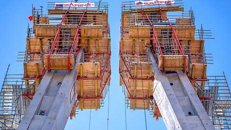 Budowa mostu przez rzekę San w Sanoku.
