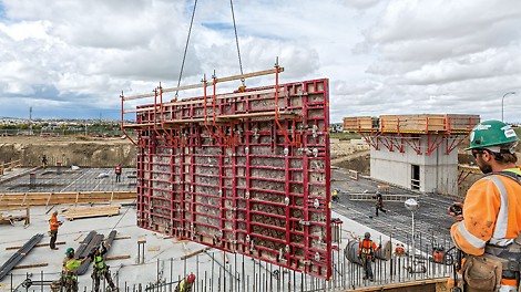 Hexagon Office Building, Calgary, Canada A focus on fast working: connected by means of the BFD Alignment Coupler, several 2.40 m wide MAXIMO Panel Formwork elements could be moved as one large-sized formwork unit with a single crane lift.