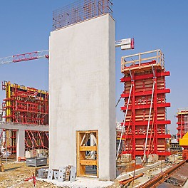Pereții cu secțiuni de până la 5.44 m lungime și 9.72 m înălțime au putut fi betonați fără puncte de ancorare vizibile.