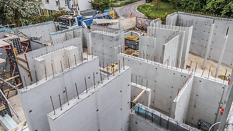 The project broke with traditional construction methods in many ways – including the choice of formwork. Instead of using conventional timber or steel formwork, the entire in-situ concrete structure was constructed with a lightweight polymer formwork.