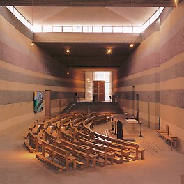 The colour effect of the individual pouring layers was achieved by using different aggregates.