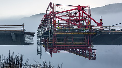 Durante o processo de planejamento, os especialistas da PERI também tiveram que levar em consideração os cabos de suspensão com os quais os segmentos estão suspensos nos pilares. Em nenhum momento durante a execução eles foram autorizados a colidir com o Balanced Cantilever Equipment.
