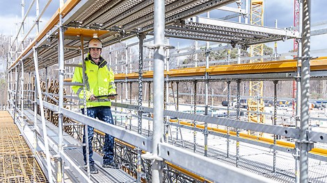 Konfiguracja rusztowań bezpośrednio na placu budowy. 