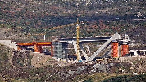 Impalcatura di sostegno pesante VARIOKIT - Esecuzione dei lavori costruzione con torri di sostegno VST e travi reticolari VRB Ponte autostradale T4, Paradisia-Tsakona, Grecia: soluzione complessiva VARIOKIT su misura per l'esecuzione dei lavori con torri di sostegno VST e travi reticolari VRB.