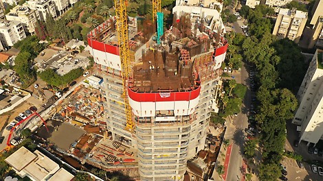 מערכת פנלי הגנה היקפית מסוג RCS-P לחזיתות הפתוחות, מתוכן 6 פנלים מעוגלים לפי גאומטריית הבניין.<br/>פלטפורמות מטפסות חיצוניות מסוג RCS-C עבור הקירות החיצוניים של הגרעין ושל הממ&quot;דים.<br/>מתקן מטפס RCS-I עבור תבניות פנימיות של הממ&quot;דים.<br/>