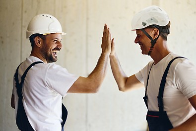 Im Zusammenspiel unschlagbar Zwei Männer geben sich ein High-Five