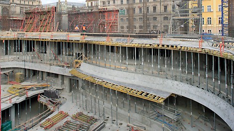 Podparcie balkonów za pomocą deskowania stropowego MULTIFLEX.