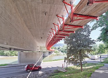 Mensola leggera per cordoli VARIOKIT in uso Mensola leggera per cordoli VARIOKIT in uso