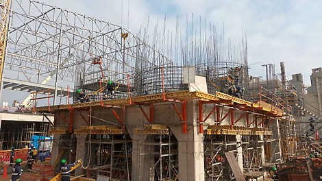 Planta de Vidrio Owen-Illinois en Lurín Construcción utilizando varios sistemas PERI: Multiflex, Andamios PERI U Flex