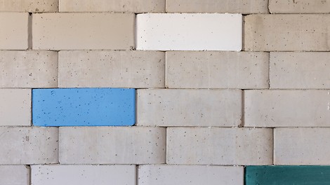 The TwistBlocks are hollow concrete blocks that can be slotted together without mortar to form a wall. The building blocks are produced particularly easily and quickly using specially developed formwork, namely the TwistBlock moulds from PERI.