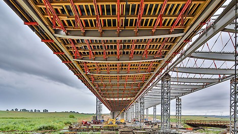 Wymagany potencjał deskowania do wykonania dwóch jezdni płyty głównej ustroju nośnego obiektu (120 m każda) był znaczący, uwzględniając duże rozpiętości dźwigarów.