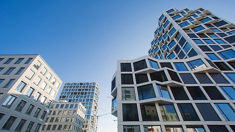 The seemingly irregularly arranged triangular oriels bestow an extraordinary facade to the two residential towers.