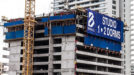 Para el diseño de las trepas perimetrales, debido a la gran altura del edificio y los altos estándares de seguridad nuestro cliente, se consideró un sistema autotrepante RCS 