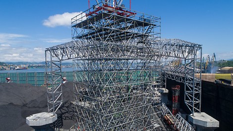 Строительство навеса из 4 блок-секций над зоной выгрузки железнодорожного фронта для защиты окрестности от углевой пыли. 