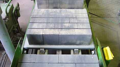 El bajo peso neto del palet de producción PERI Pave permite ahorrar energía durante el transporte a través del ciclo de la máquina. Los tiempos de ciclo se reducen al no haber placas de extracción, por lo que esto aumenta la eficiencia de la producción.