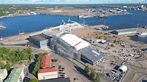 Projektin vaatimat jopa 43 metrin jännevälit toteutettiin PERI UP LGS 150 -sääsuojalla. 