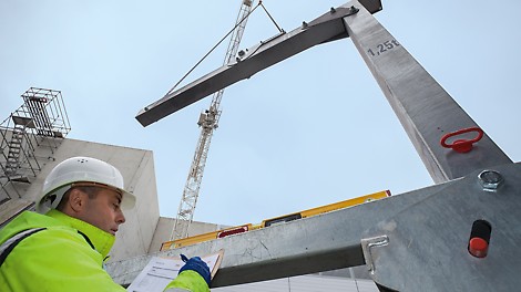 Überprüfung des Lastaufnahmemittels Tischumsetzgabel