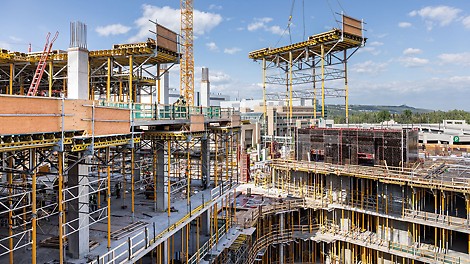 Due to the sheer size of the slab tables and the restricted space at the construction site, the SKYTABLE slab tables were assembled off site and delivered just-in-time – not only did this cut costs, it also cut down on the amount of space that was required.