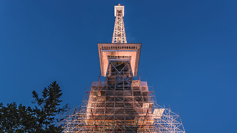 Высокая несущая способность вертикальных элементов PERI UP Flex дает возможность возводить конструкции высотой до 70 метров. Это особенно важно, когда при работе с историческими объектами отсутствует возможность переопирания на конструктивные элементы здания.