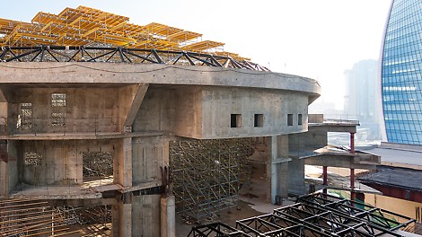 Вся несущая конструкция из строительных лесов адаптирована под геометрию проекта. Более того, при проектировании конструкции были учтены перепады высоты в основании здания и разработано специальное техническое решение с использованием выносных консолей для опирания башен.