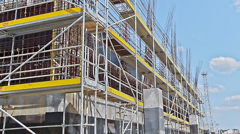 По завершению монолитных работ несущие конструкции из лесов PERI UP Flex с лестницами доступа трансформировались в леса для обслуживания зданий и сооружений.