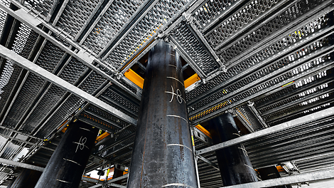 Универсальные элементы системы PERI UP Flex обеспечивают безопасный обход препятствий даже в труднодоступных местах. Благодаря соединению ригель-ригель и шагу настилов 25 см возможно устройство рабочих платформ любой конфигурации.