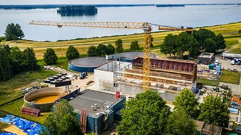 Vanuit de lucht is de omvang van het project zichtbaar, met de nieuwe zuiveringsgebouwen in aanbouw direct naast de bestaande installaties.