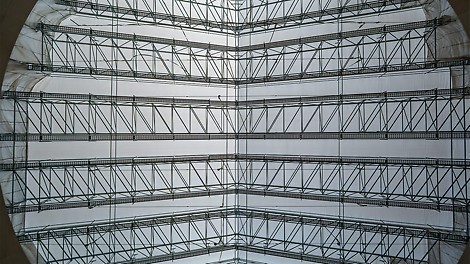 Zur Realisierung der enormen Spannweite von 36,50 m wurde das LGS Wetterschutzdach unterspannt.