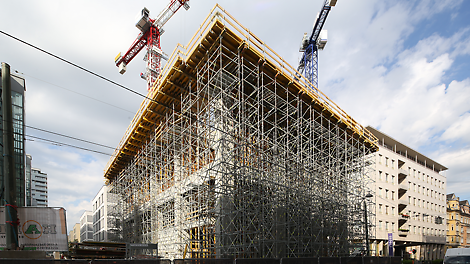 PERI UP Durch die projektspezifischen Anforderungen muss die Last von 3 Decken inklusive der Unterzüge abgestützt werden. Die Positionen der PERI UP Stiele können exakt an die Lastanforderungen der Baustelle angepasst werden.