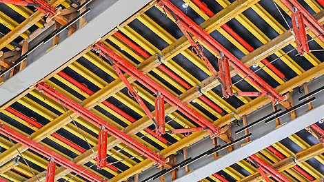 Wypory PERI SLS 380/480 okazały się idealnym rozwiązaniem jako stężenie konstrukcji stalowej na czas betonowania płyty głównej.