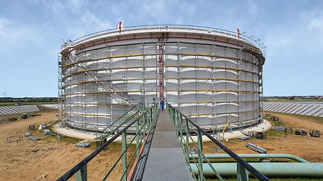Circular structures can also be easily scaffolded with PERI UP flex.