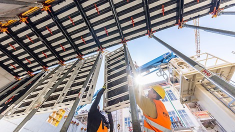 The aluminium and polymer SKYMAX system components are 100 % compatible with each other. This makes the system particularly cost-effective and adaptable.<br/>