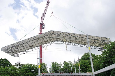 在地面能够预组装防护顶棚单元，使用吊车整体吊装。