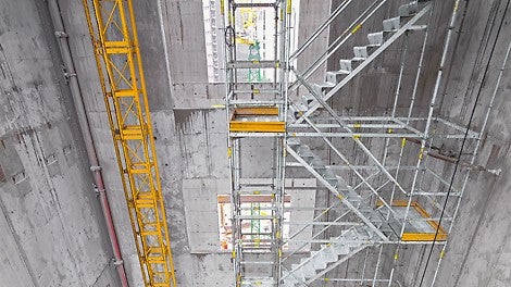 Die Bordbleche entlang der Podeste verhindern das Herunterfallen kleiner Gegenstände.