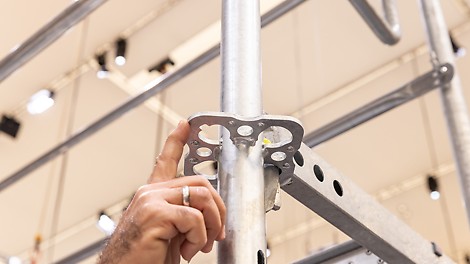 The EVOTOP series consists of five new components that facilitate greater heights and higher loads: three verticals and two ledgers for various requirements with an optimised scaffold node. As such, they combine the versatility of modular scaffolds with the high assembly speed required in facade scaffold construction – even in the case of demanding load and width classes.