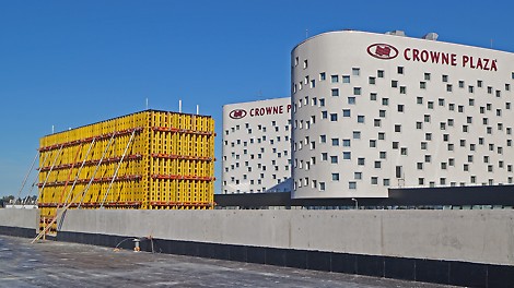 Crowne Plaza гараж стоянка