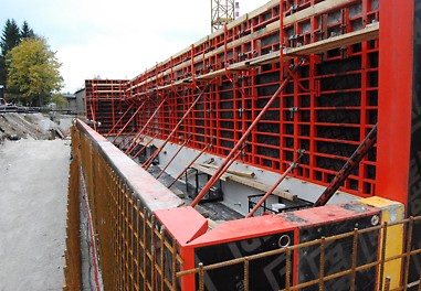 Na stavbe bolo celkovo nasadených 4 818 m² debnenia pre vysokú kvalitu pohľadového betónu bol použitý okrem iných aj systém rámového debnenia TRIO.